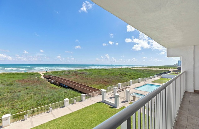 Monthly rentals at the Breakers Condo - 3rd floor overlooking the Gulf of Mexico