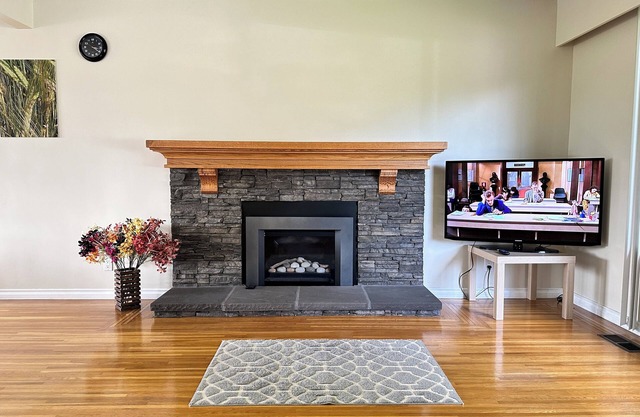 Monthly stay 2 Bedroom upper floor suite with Garden view Closed to SFU