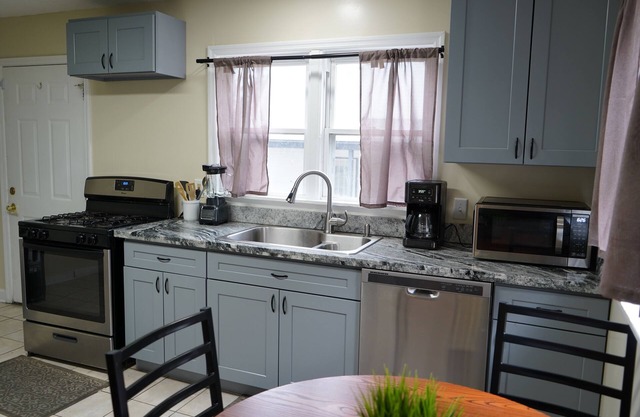 MONTHLY STAYS 6Bedroom Home - Near Beale St -Ideal for Groups
