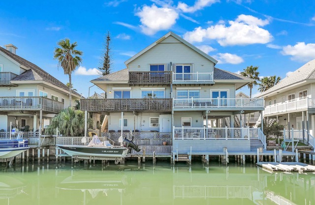 Monthly Waterfront House w dock in Resort!