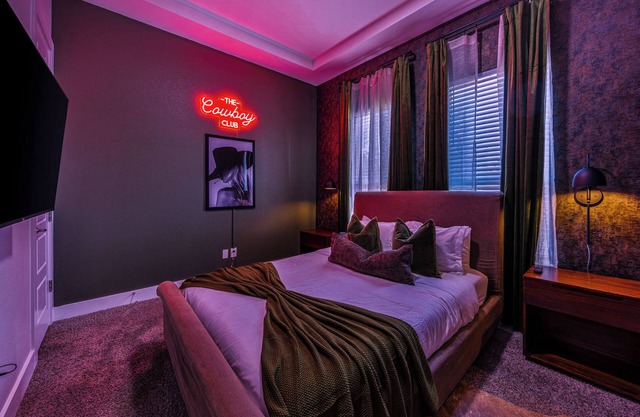 Moody Cowboy Lounge, Stylish 4BR Retreat Near Downtown Dallas