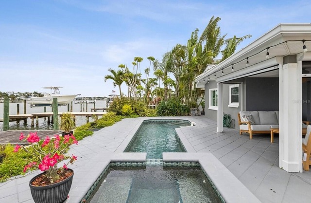 Mookies Beach House with Private Pool