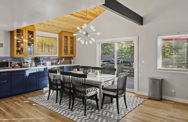 Moonridge Chalet w/Hot tub retreat +Games+ Mountain views +Ski Resort big bear