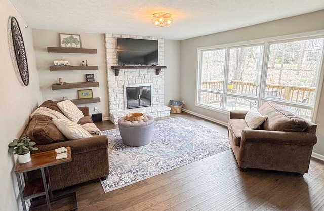 Moores Place -Wooded View-Great Location-Game Rm-by IU