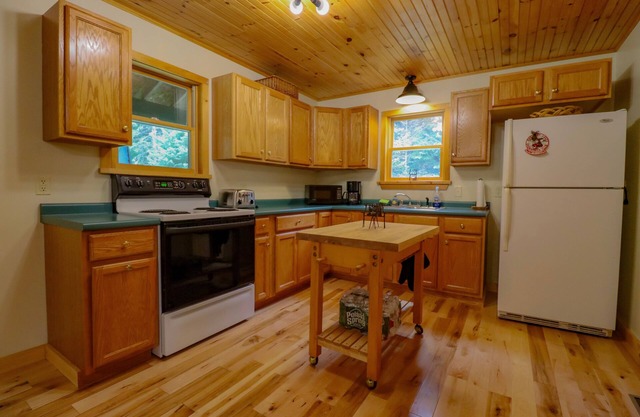 Moose Call Inn - private, snowmobile friendly spot!