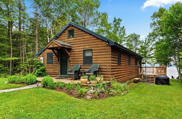 MooseHoek | Sandy Beach and Gorgeous Sunsets on Mooselookneguntic Lake