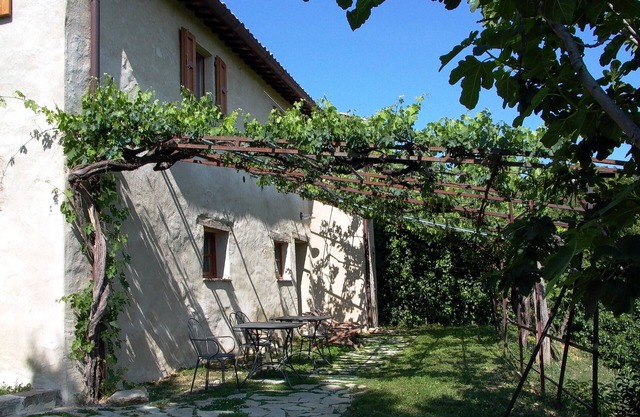 Moraiolo Quiet Large Eco-friendly Agriturismo Apartment 15 min from Assisi
