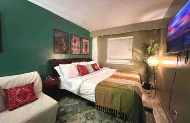 Moroccan Lover's Oasis: 2BR/2BA Great for Large Groups and Families