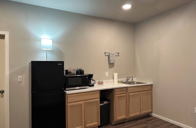 'Mother-In-Law' apartment in rural neighborhood. Kitchenette and Private Bath.