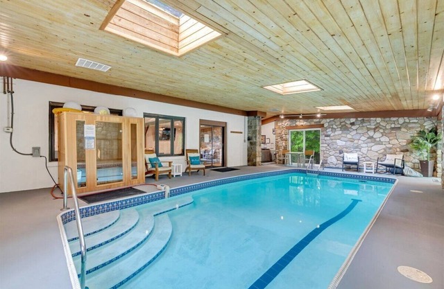 Mount Pocono Private Heated Indoor Heated Pool Jacuzzi Sauna Camelback Ski Shawn