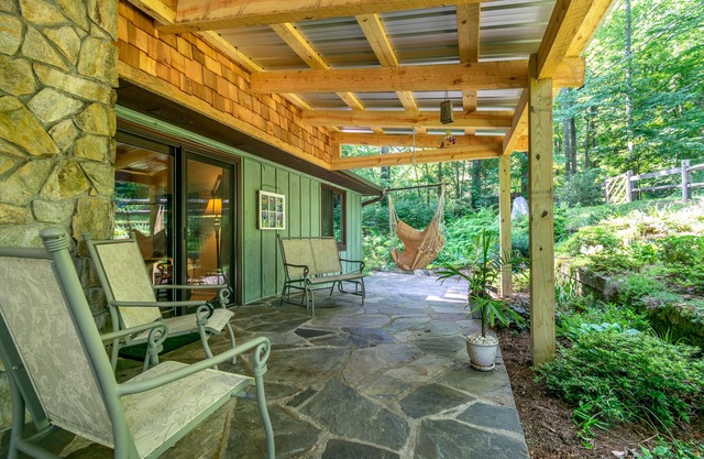 Mountain Art Cottage in WNC between downtown Hendersonville and Dupont trails