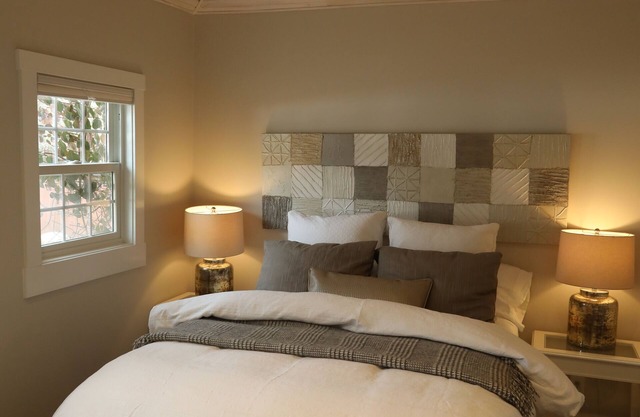 Mountain Chic Cheyenne Cañon Cottage, Steps to The Broadmoor & Amazing Hiking!