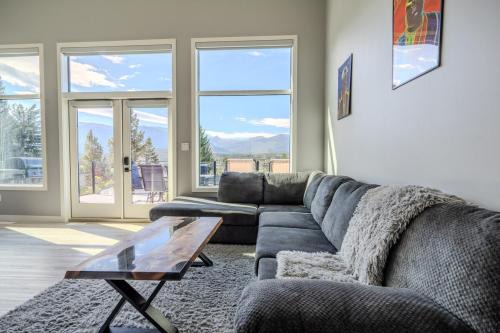 Mountain Crest Retreat - BBQ, Hot Tub, Theatre