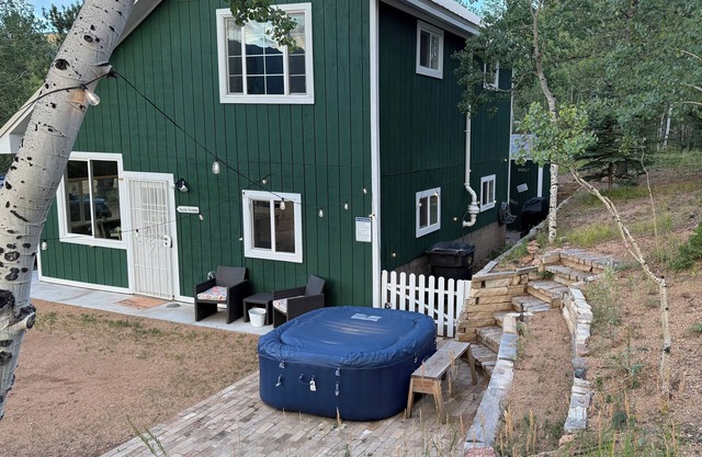 Mountain Escape Cabin with hottub. Pet Friendly!