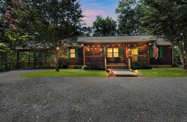 Mountain Getaway for 12- Game Room, Pools, Fireplace, Hot Tub, Firepit, King Bed