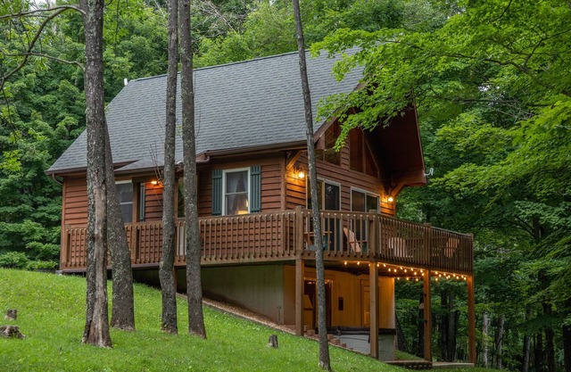 Mountain getaway with hot tub near Seneca Rocks