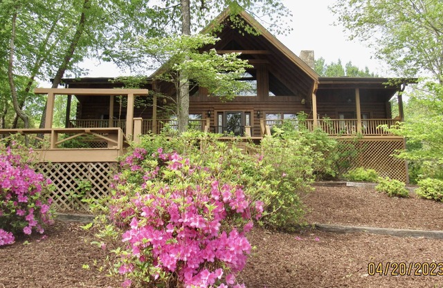 Mountain Retreat at the Lake