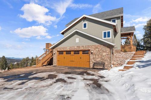 Mountain Retreat Sleeps 10 with Pool Table and Arcade