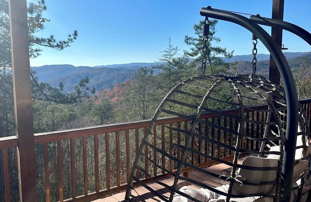 Mountain Retreat with Stunning views, 7 Priv Acres, Sauna, Hot Tub, and Gameroom