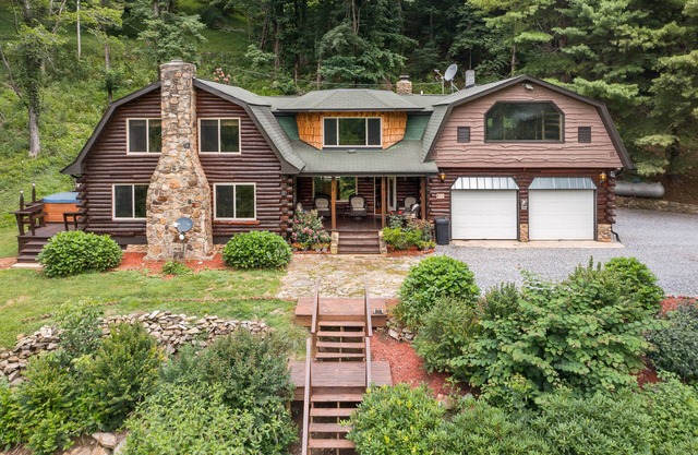 Mountain retreat wood log cabin near Max Patch.