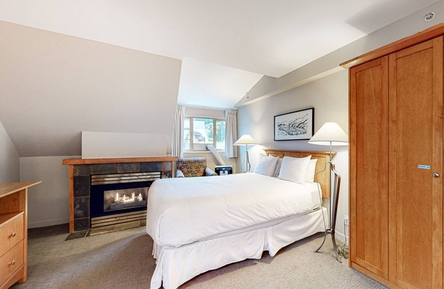 Mountain studio with fireplace, kitchen, & gym - near golf & ski lifts