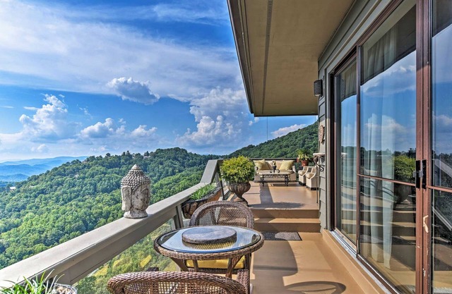 Mountain top villa with chef's kitchen & panoramic deck