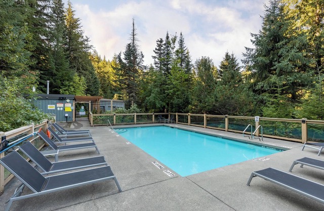 Mountain townhouse w/hot tub & ski access