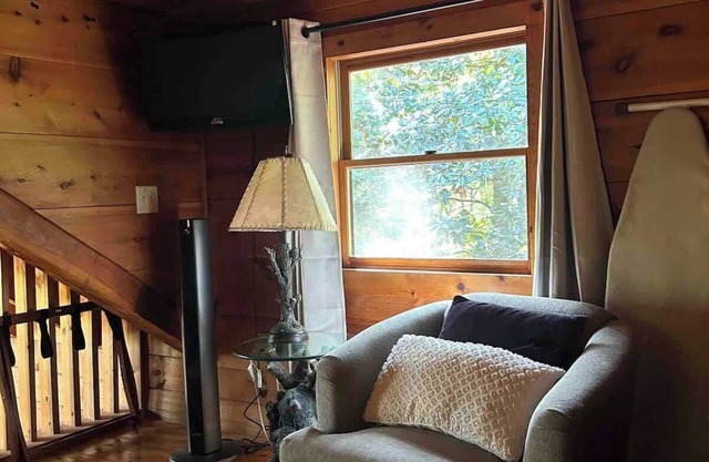 Mountain Tranquility Romantic-Hot Tub-Cabin w/View