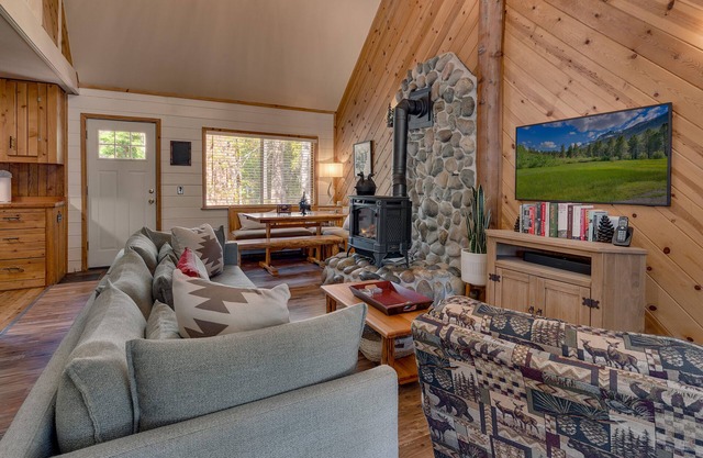 Mountain Treasure: 2 BR, 2 BA Cabin/Bungalow in Tahoma, Sleeps 6