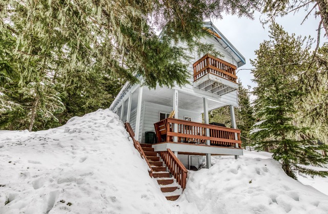 Mountain-view chalet with charming decor - near hiking, lakes, & ski resorts