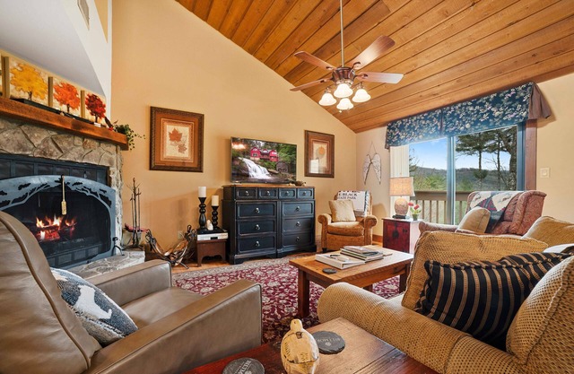 Mountain View Emerald Crest, Sapphire Valley Townhouse in the heart of the Resort