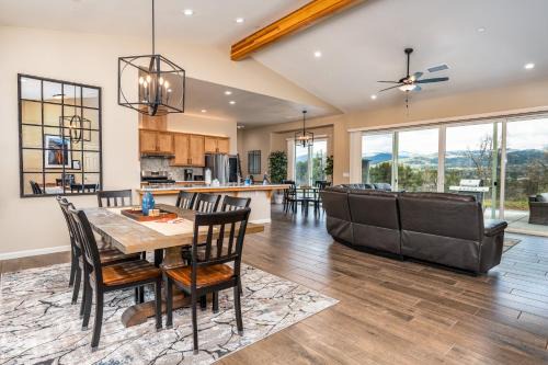 Mountain View House with hot tub, putting green, stunning views!