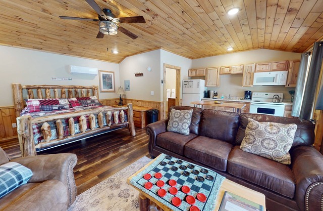 Mountain View, Pine Creek, PA Grand Canyon Suite 7 at Rough Cut Lodge