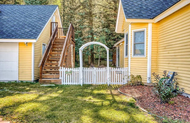 Mountain-view studio with private balcony, wood stove, and fast WiFi