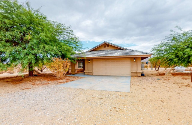 Mountain-view desert retreat with central AC, fireplace, lanai, & washr/dryer