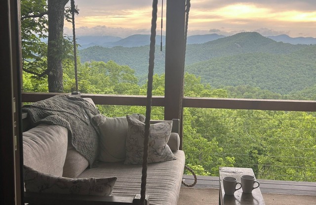 Mountain views, 2 king rooms, ping pong, bunk room, office, hi-speed internet