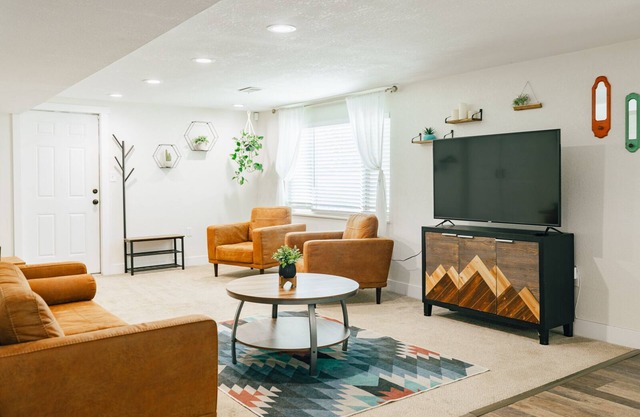 Mountain Views, Gated Yard, Movie Room, 20 Min to Denver or Boulder, Pets