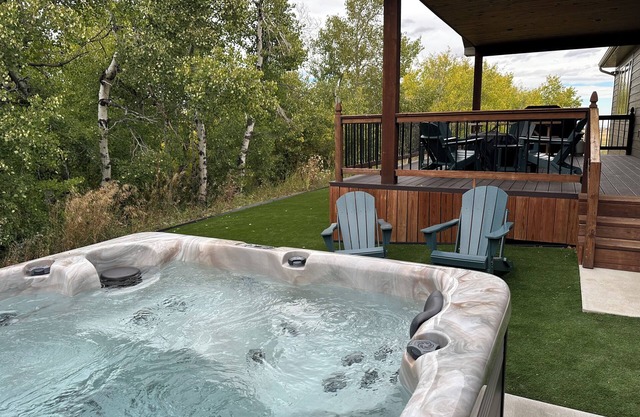 Mountain Views, spacious and Newly built, Dog Friendly, Wi-Fi, A/C and Garage- Willow Creek Hideaway