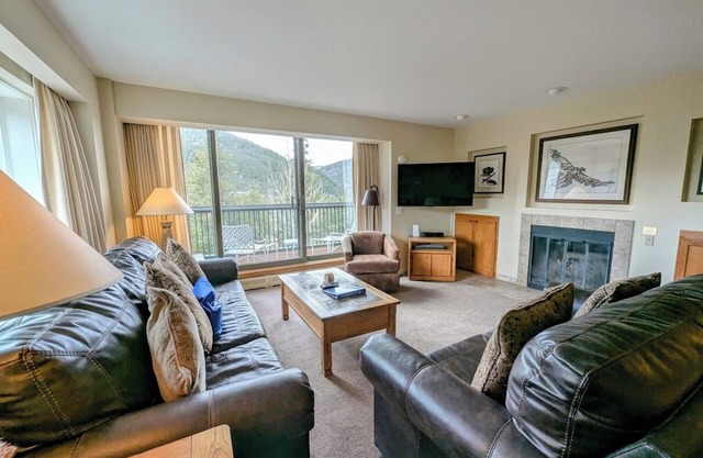 Mountain views, spacious, trails, shared hot tub