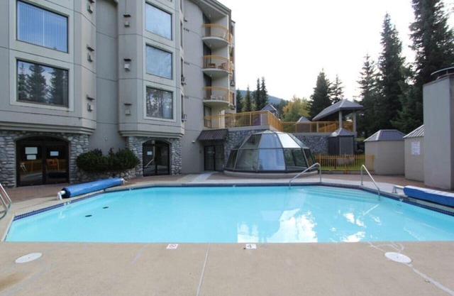 Mountainside 1BR: Sleeps 4, Pool, Hot tub & Private Balcony - Walk to Everything!