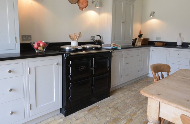 MOUSEHALL BARN, FLOWTON, pet friendly, with open fire in Hadleigh