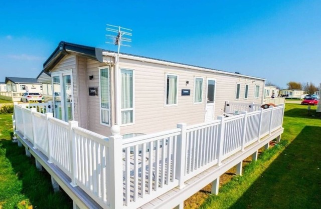 MP639 - Camber Sands Holiday Park - 3 Bedroom/Sleeps 8 - Large gated decking - Close to facilities