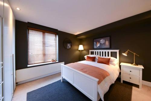 MR2 - Charming 1 Bed Apartment, Munster Village - by Short Stories London