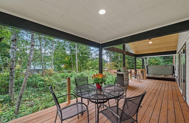 Mt. Rainier Cabin: Sauna-Hot Tub-WiFi-EV