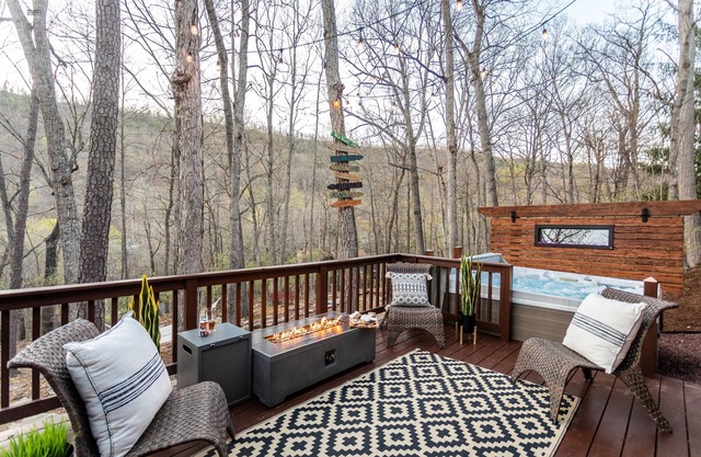 Mt. RelaxCATION~on resort~hottub~pool table~arcade