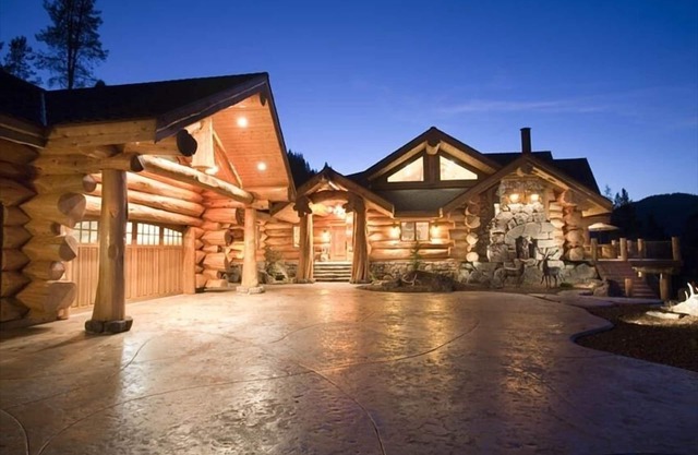 Mt Shasta Majestic Retreat - Luxury Log Home w/Spectacular Mountain & Lake Views