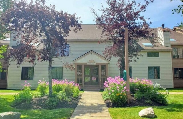 Mt. Snow Condo with Pool-Mountain Views <1/2 mile to mtn