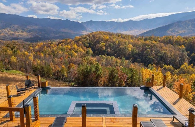 Mt Sunshine Infinity Pool, Sleeps 22 Guests