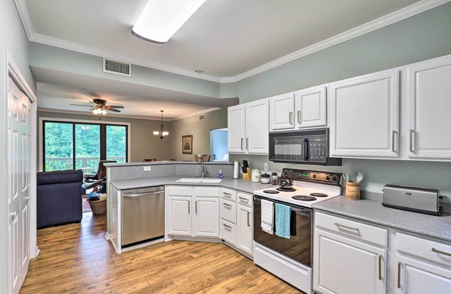 Mtn Cabin w/Balcony & View in Burnsville!