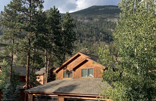 Mtn Masterpiece on the river w/views, deck, 1mi RMNP, 5min dwtn, well appointed